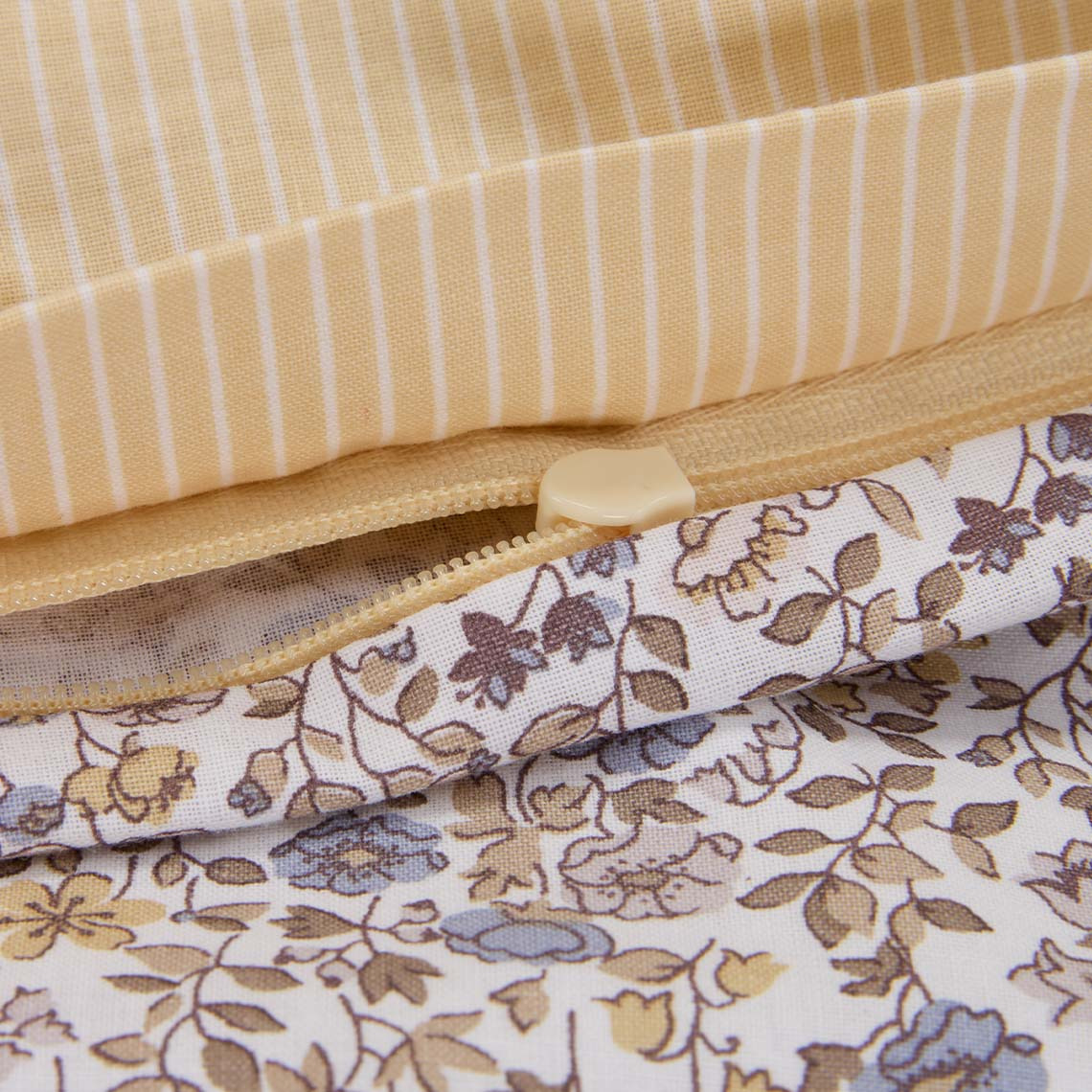 Крупний план двостороннього комплекту постільної білизни з застібкою блискавкою