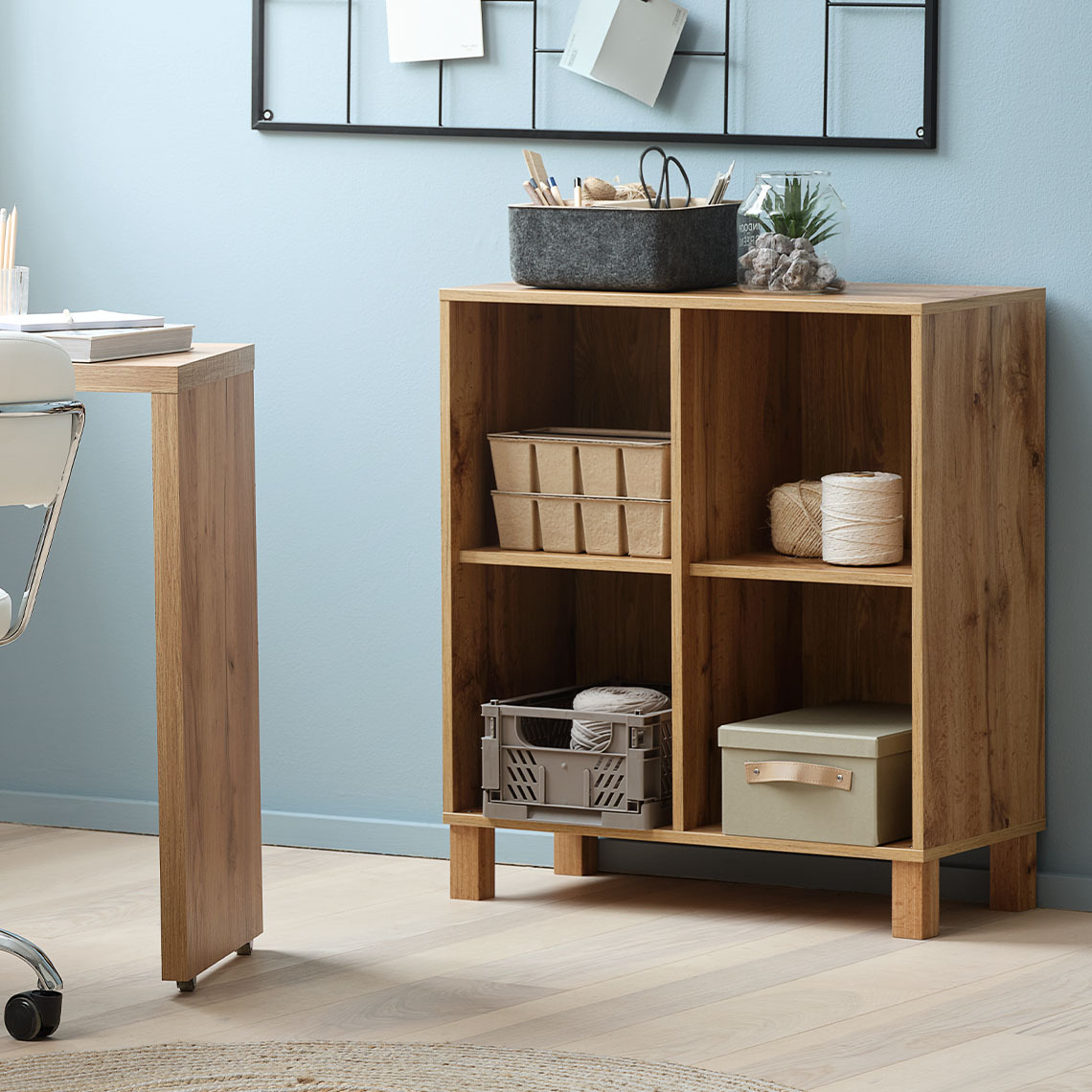 Шафка SKALS із 4 відділеннями Настінна модульна шафка з чотирма відділеннями та ніжками, що стоїть на підлозі