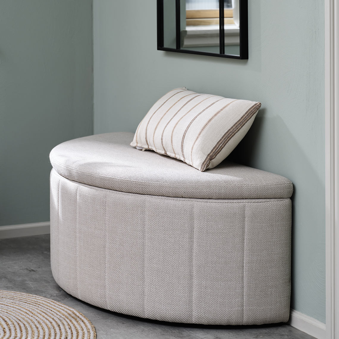 Банкетка KAPPEL Світлосіра банкетка напівкруглої форми з декоративною подушкою у передпокої