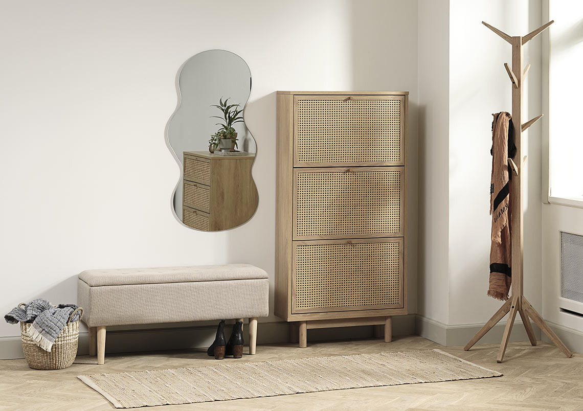 Банкетка BADSTED, дзеркало REJSBY та шафка для взуття HALMSTAD Банкетка з ємністю, фігурне дзеркало та вішалка підлогова з речима у передпокої