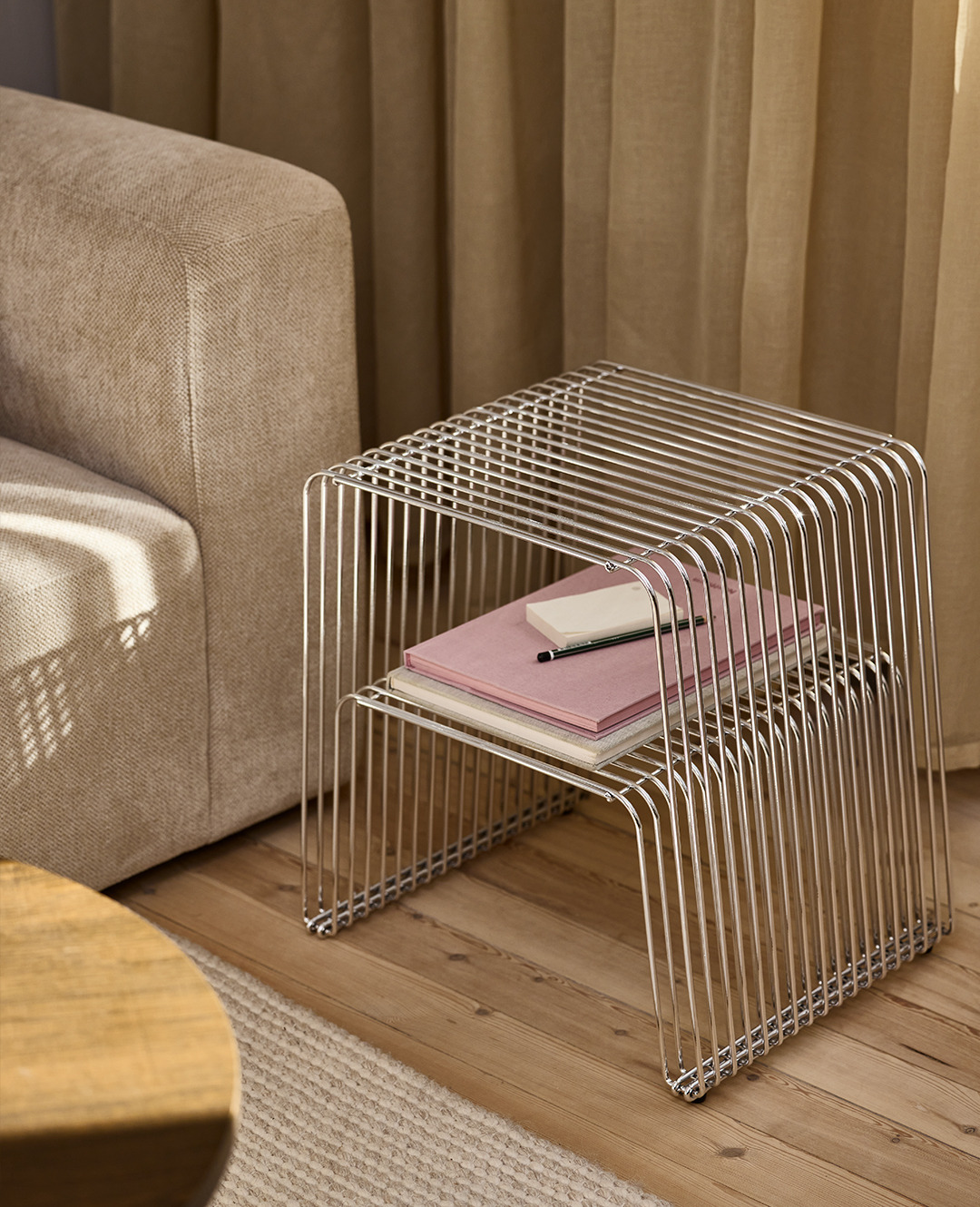 Металева підставка у вигляді столика решітки з полицею