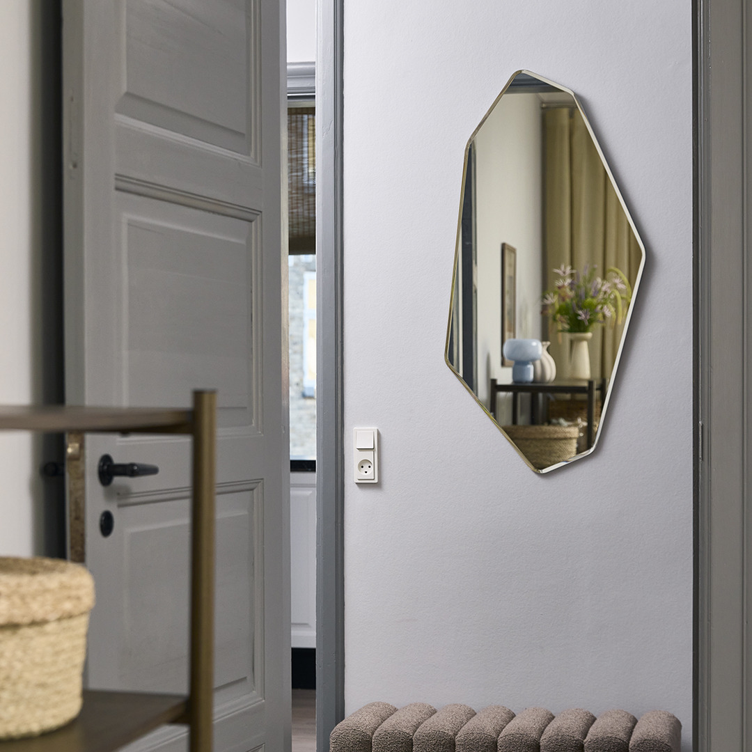 Дзеркало нестандартної форми на стіні