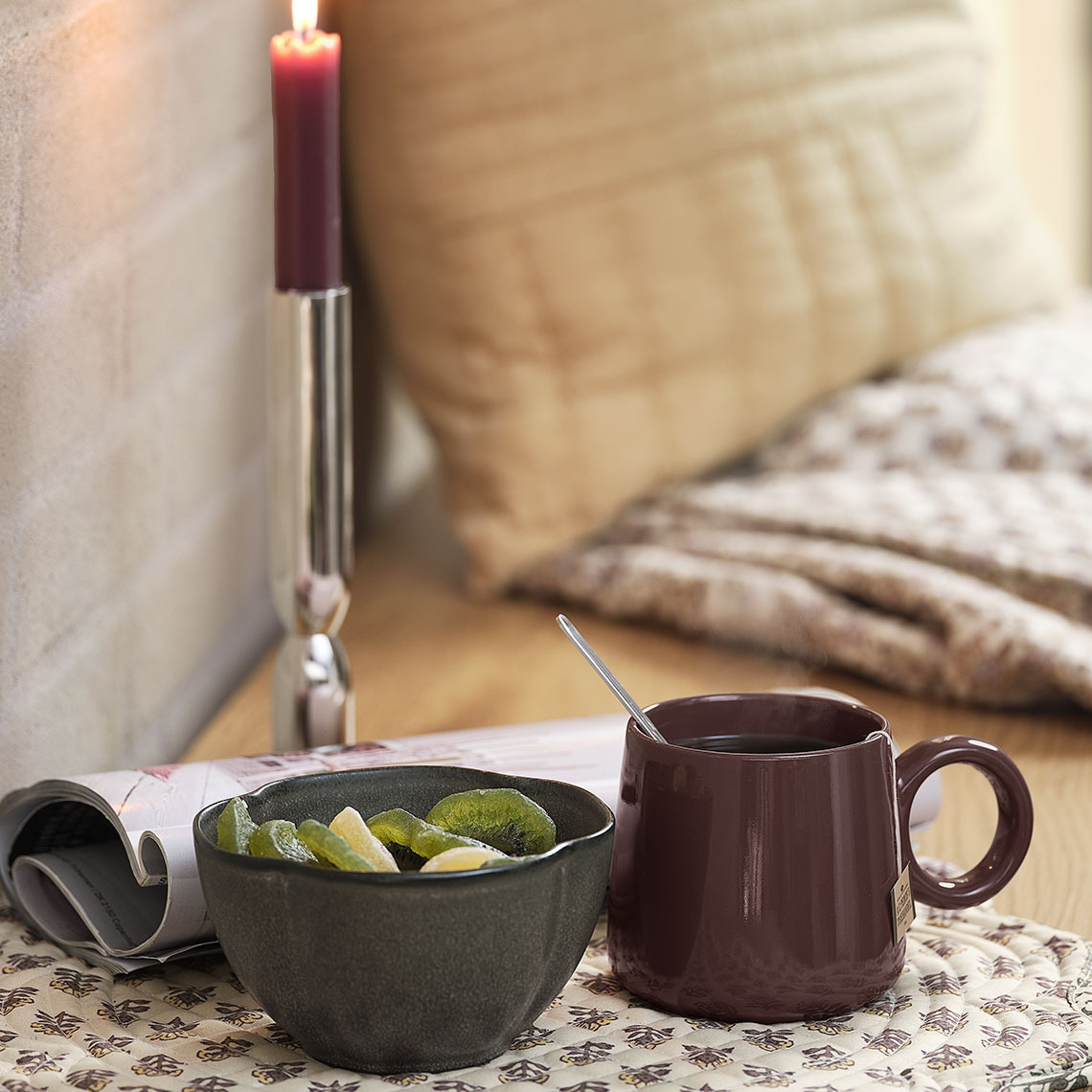 Миска та кухоль на підставці під посуд