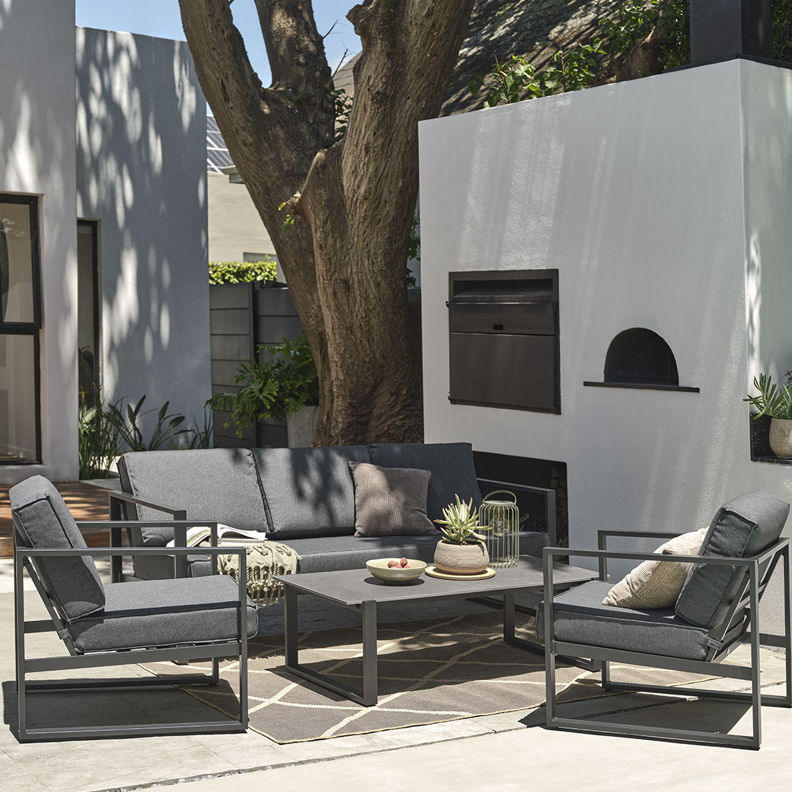 Комплект лаунж-меблів VONGE із матеріалу, що швидко сохне Швидкосихаючий комплект меблів для відпочинку з чорними подушками