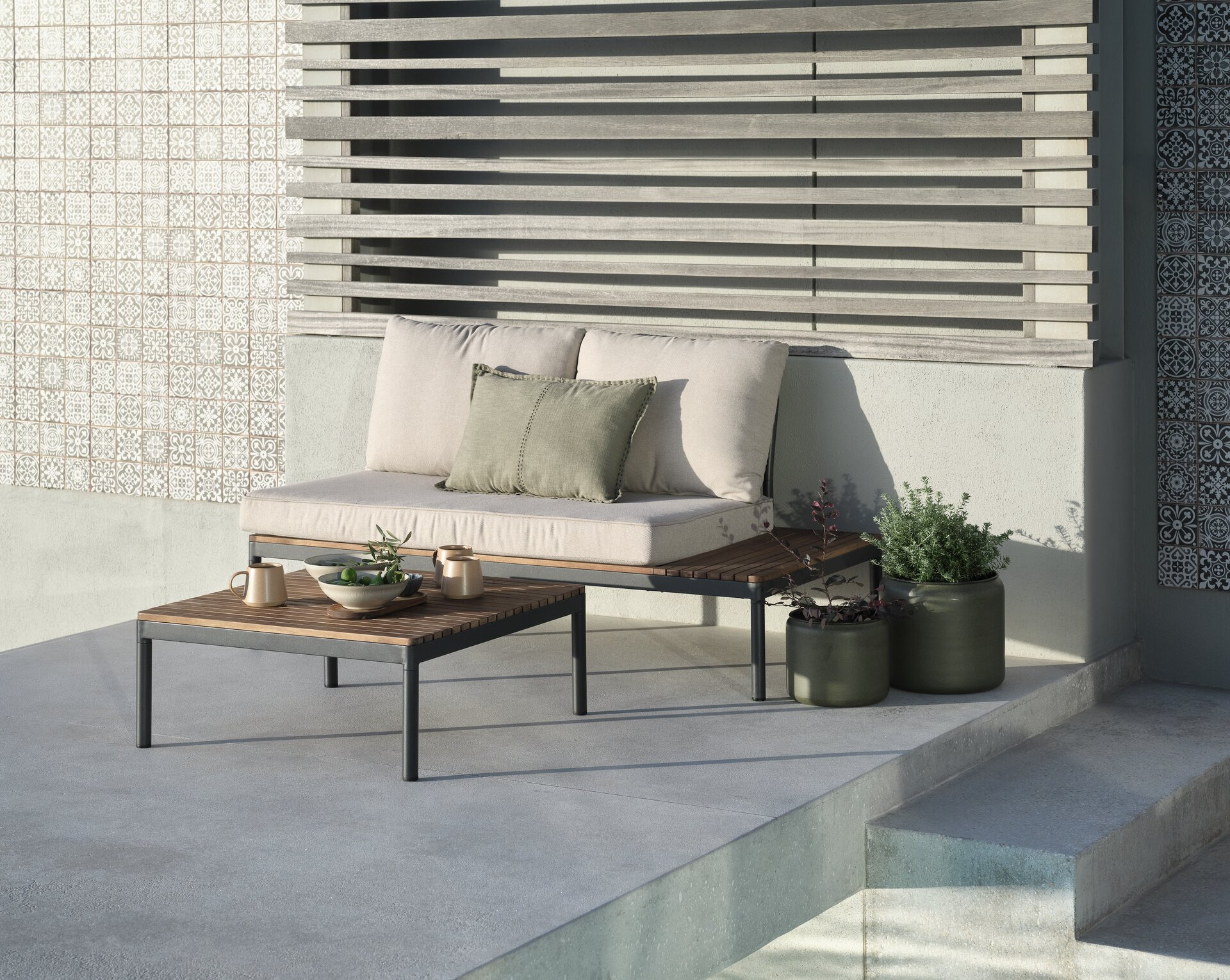  Модульний комплект меблів для відпочинку бежевого кольору на терасі