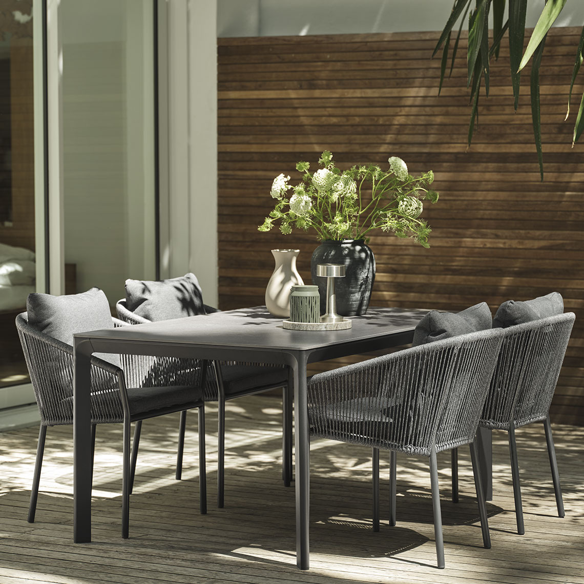 Садовий стіл та стільці на терасі