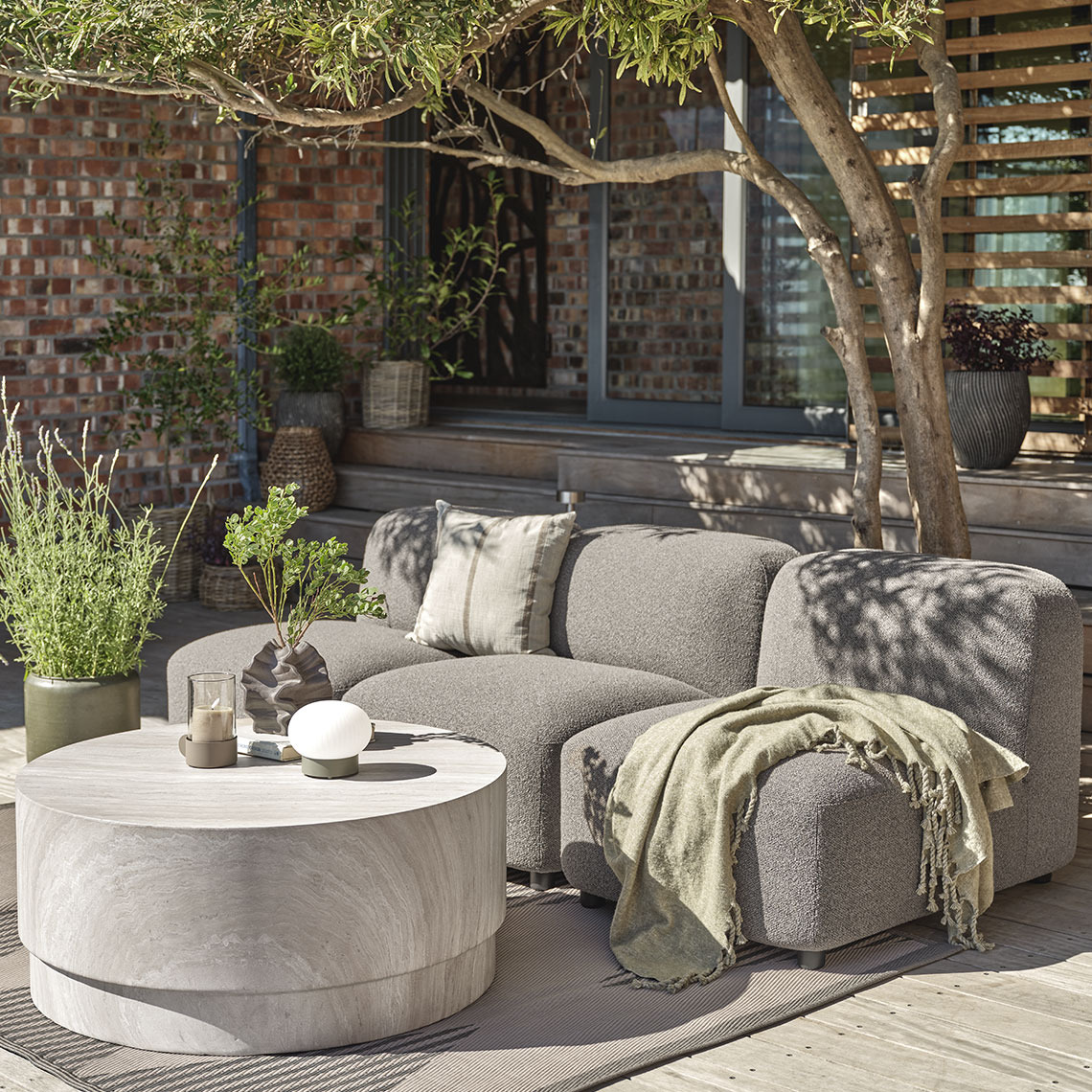 Лаунж-софа, зібрана з лаунж модулів