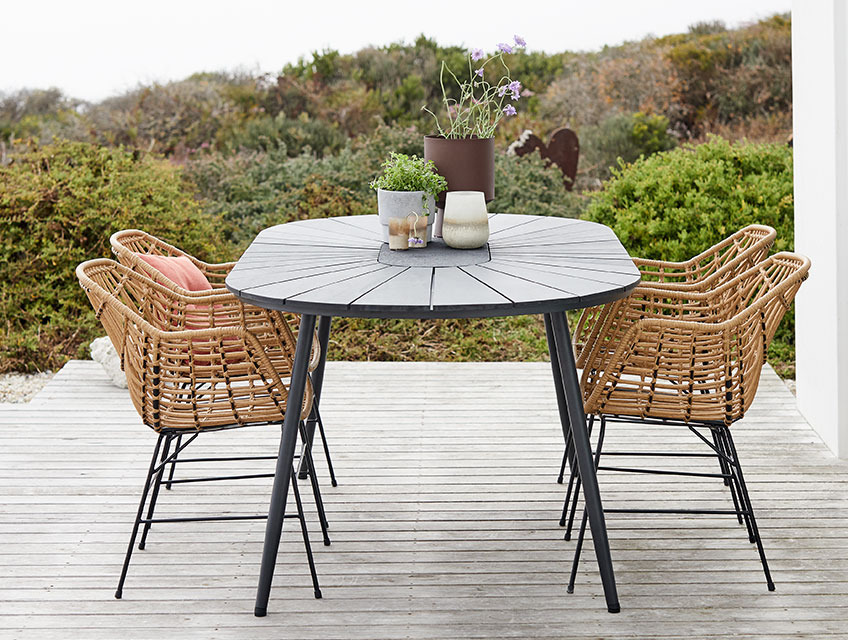 ILDERHUSE garden chairs in rattan and FURUSET garden table in artwood Garden dinging set with table in artwood and chairs in rattan on a patio