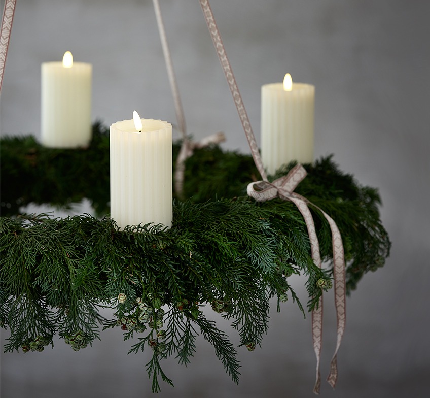 Advent wreath with LED candles with timer function