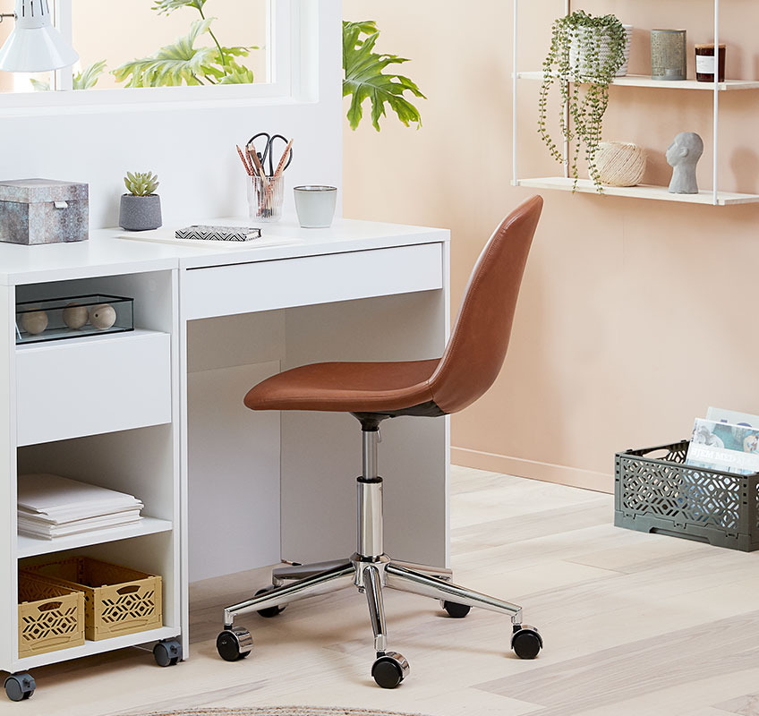 Робоча зона з білим столом та коричневим офісним кріслом