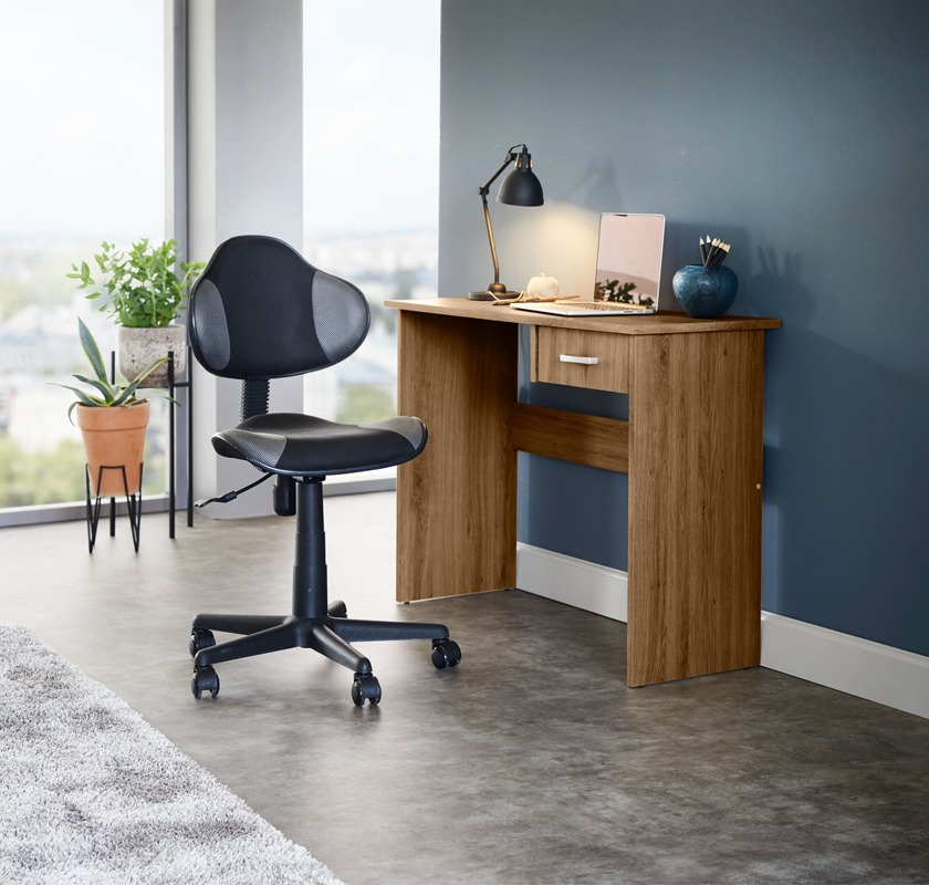 Компактний письмовий стіл кольору дуб ча чорне офісне крісло