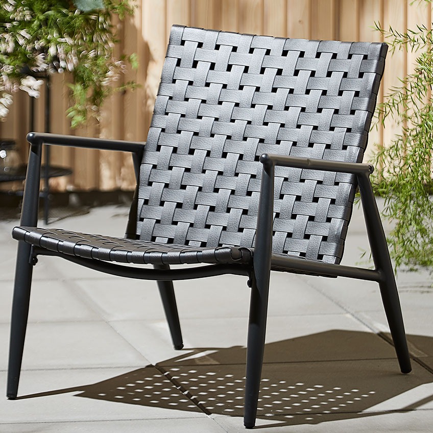 Чорний плетений стілець на терасі