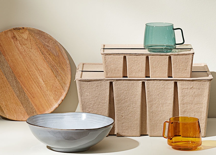 Дерев'яна таця, миска, кошик з переробленого паперу та скляний кухлик