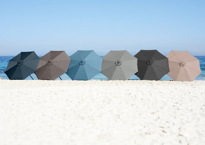 Кольорові парасолі на пляжі