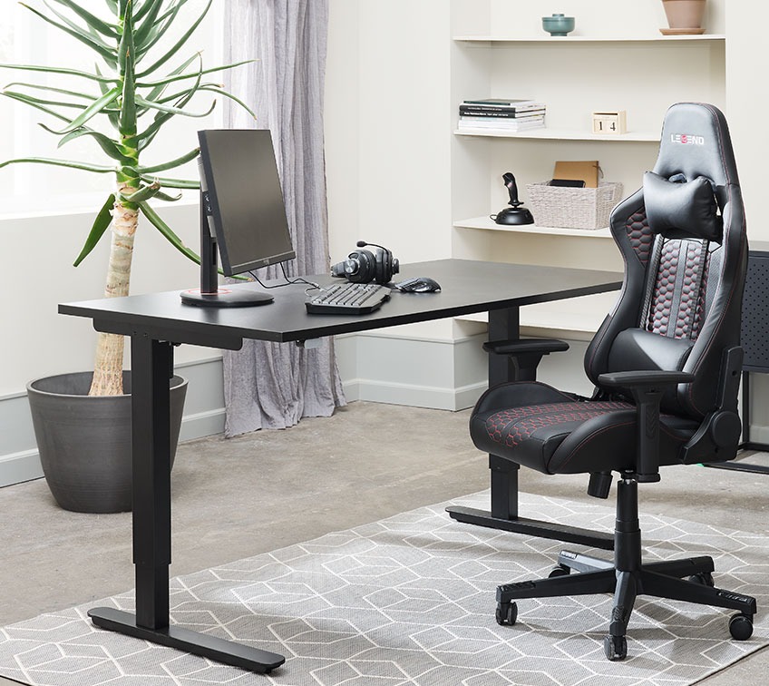 Регульований стіл та офісне крісло в домашньому офісі