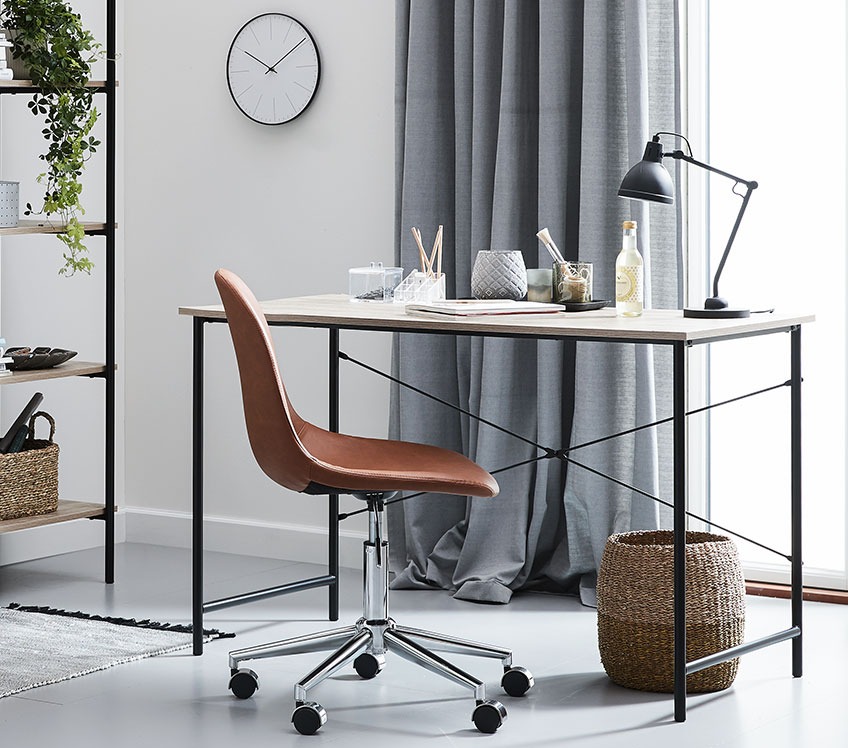  Стильний офісний стілець з екошкіри коньячного кольору за елегантним офісним столом