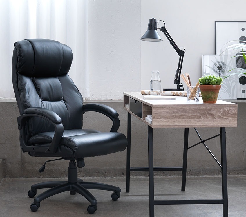 Чорне універсальне офісне крісло за офісним столом