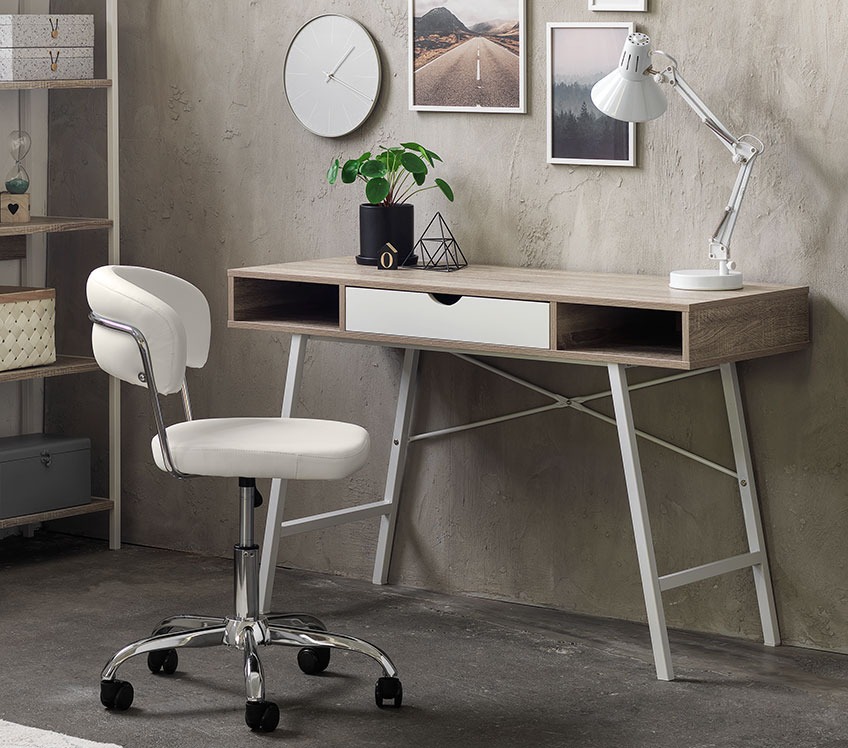 Біле офісне крісло за офісним столом з планшетом та відділом для зберігання