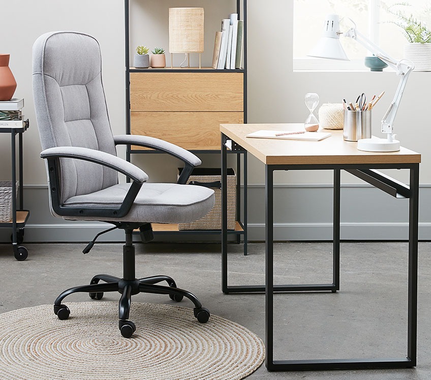 Офісне крісло з сірої тканини за офісним столом
