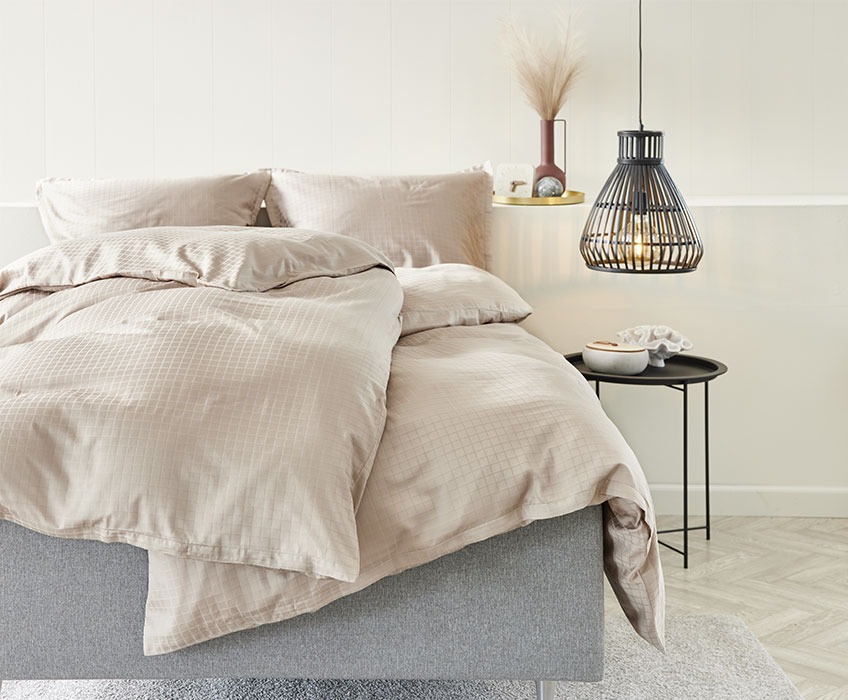 Ліжко з постільною білизною пісочного кольору з високоякісного сатину 
