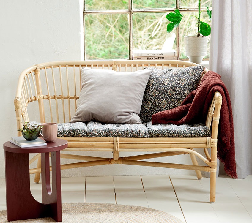 Двомісна софа з ротанга з накладками та подушками для сидіння і подушками для спинки, бордовий килимок та круглий столик