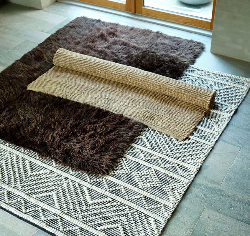 Коричневий килим, килим з візерунком та джутовий килим на підлозі