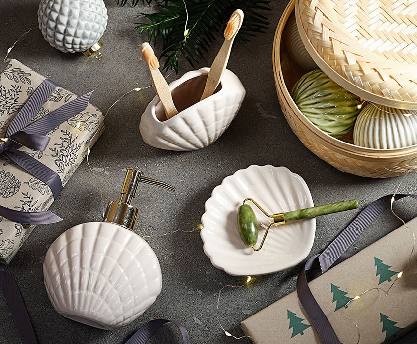 NORE bathroom set, VALLSTA faceroller and VIDJA toothbrush Bathroom set shaped like seashell and green faceroller in stone