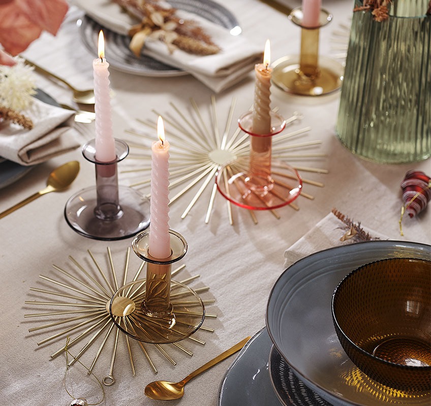 Золотий декор, свічники та свічки на новорічному столі