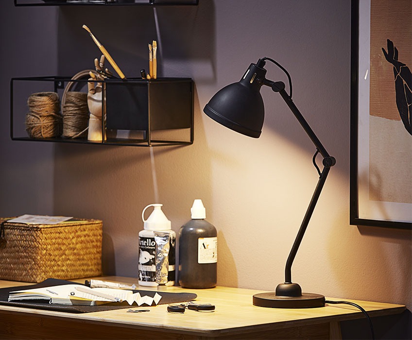 Чорна настільна лампа на офісному столі
