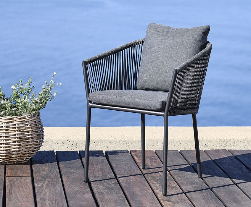 Чірий садовий стілець з подушкою з водовідштовхувального матеріалу