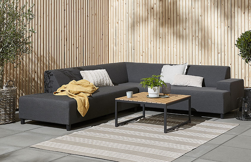 Великий садовий диван для відпочинку з дерев'яним лаунж столом