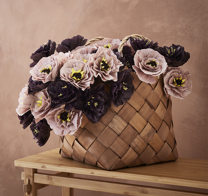 Паперовий букет квітів у плетеному кошику