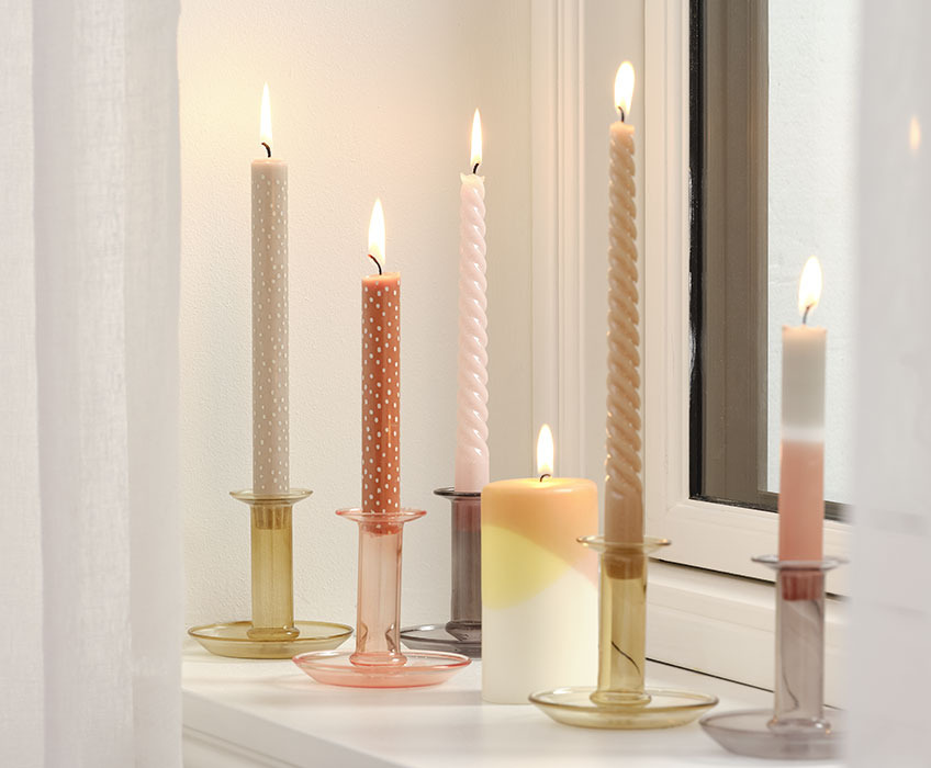 Свічки в свічниках на підвіконні