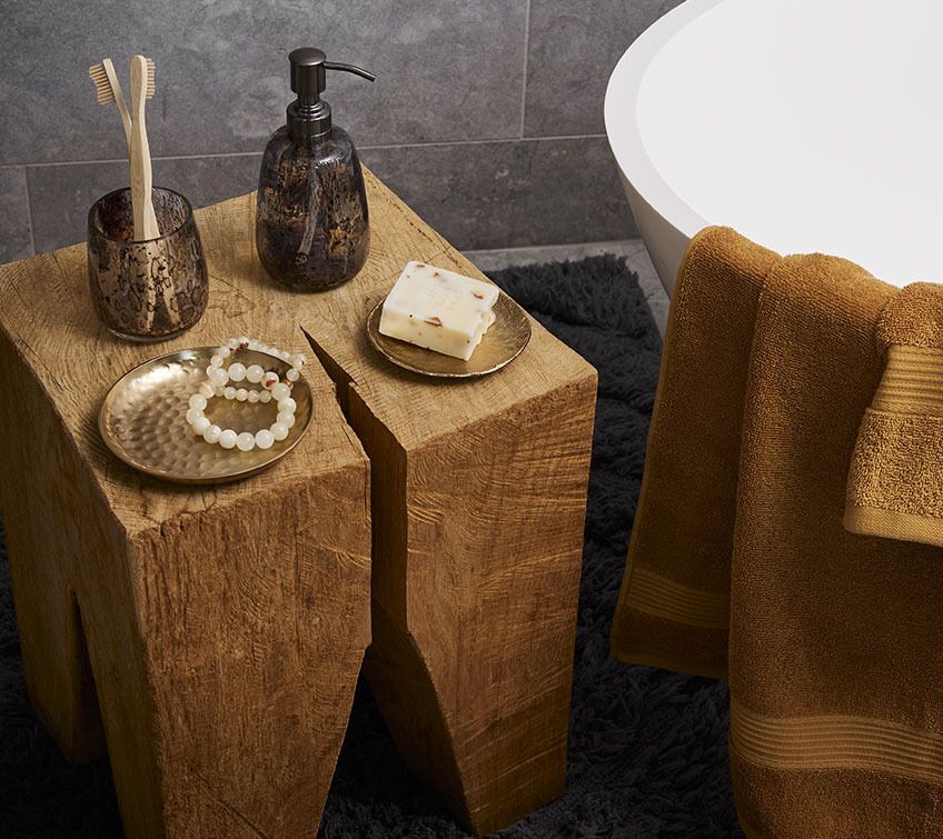 Великий дерев’яний блок із підносами, підставкою для зубних щіток і дозатором мила у ванній кімнаті