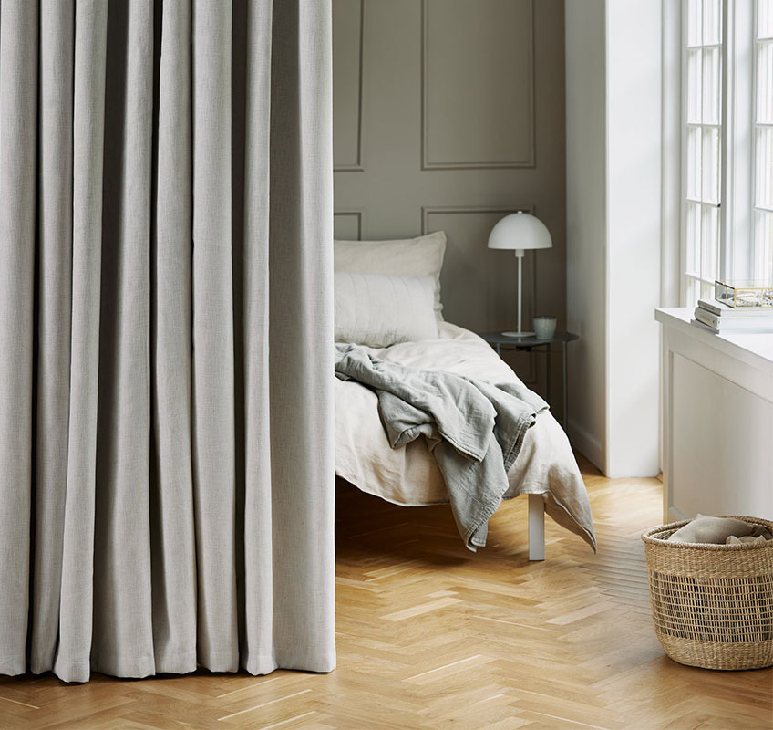 Завіса дімаут використовується для перегородки кімнати перед ліжком