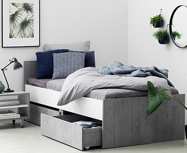 Сіре односпальне ліжко у спальні